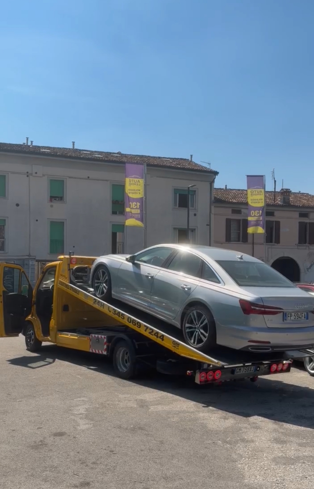 Carroattrezzi G&M durante il trasporto di un'automobile
