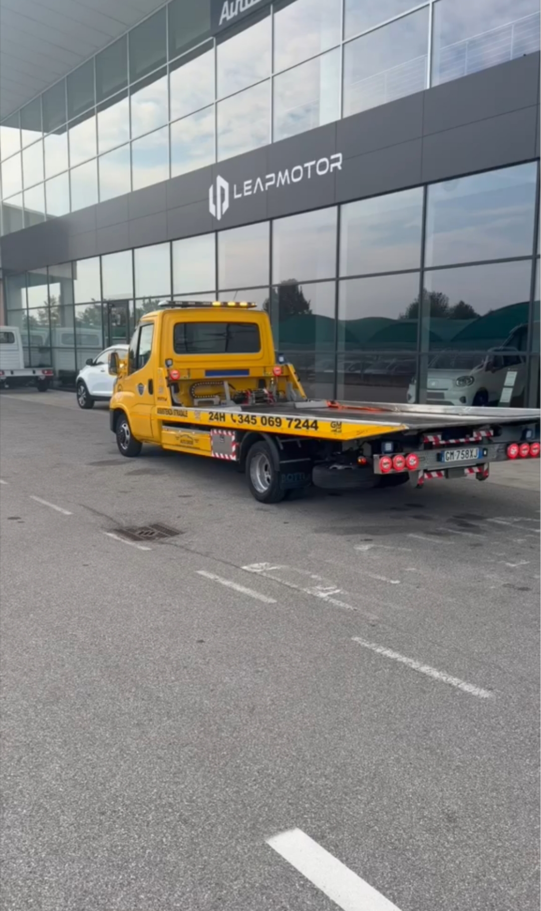 Carroattrezzi giallo G&M visto lateralmente